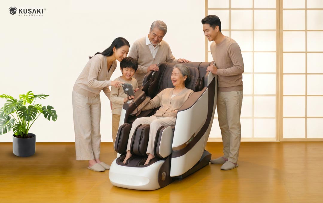 Gia đình nhiều thế hệ quây quần trên ghế massage am686
