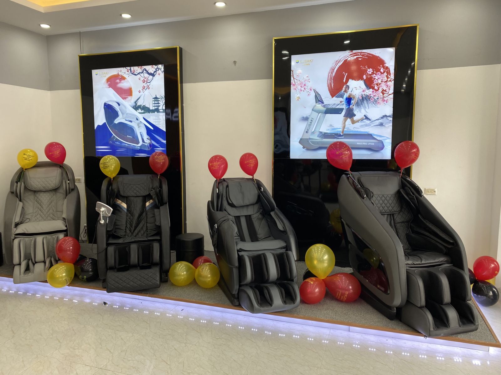 Showroom Okusa Phú Thọ được trang bị đầy đủ các loại Ghế massage phục vụ nhu cầu khách hàng
